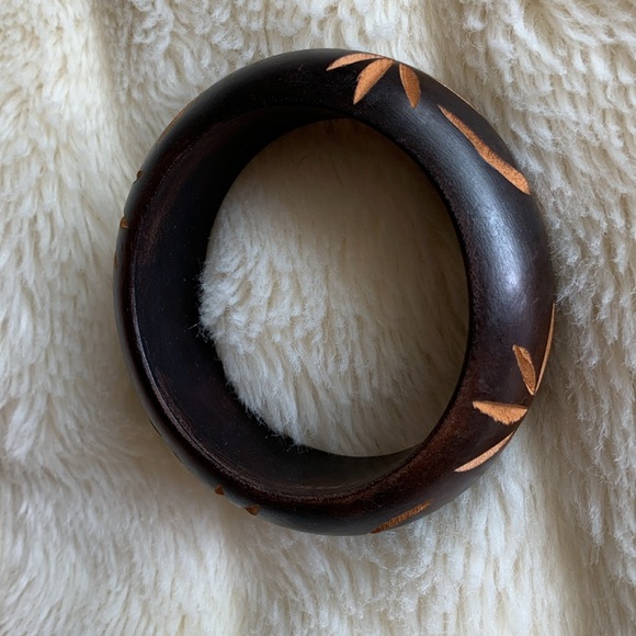 Vintage carved wood star flower bangle bracelet - Picture 5 of 9